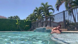 باربي نجد السعوديه عريانه تتمحن في البول/ horny Saudi Barbienjd naked in the pool